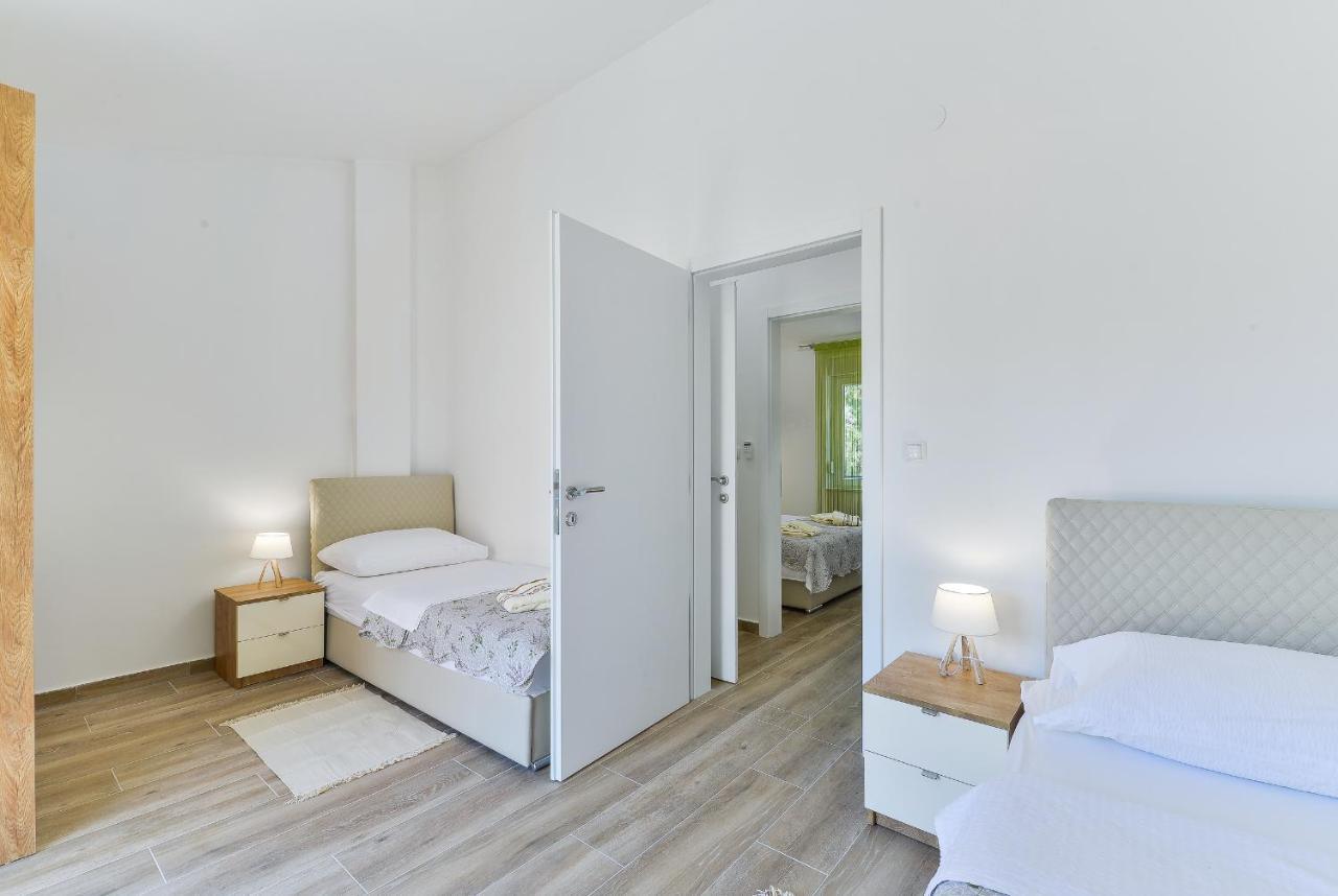 Cascada Villas With Private Jacuzzi And Private Parking Starigrad Paklenica Esterno foto